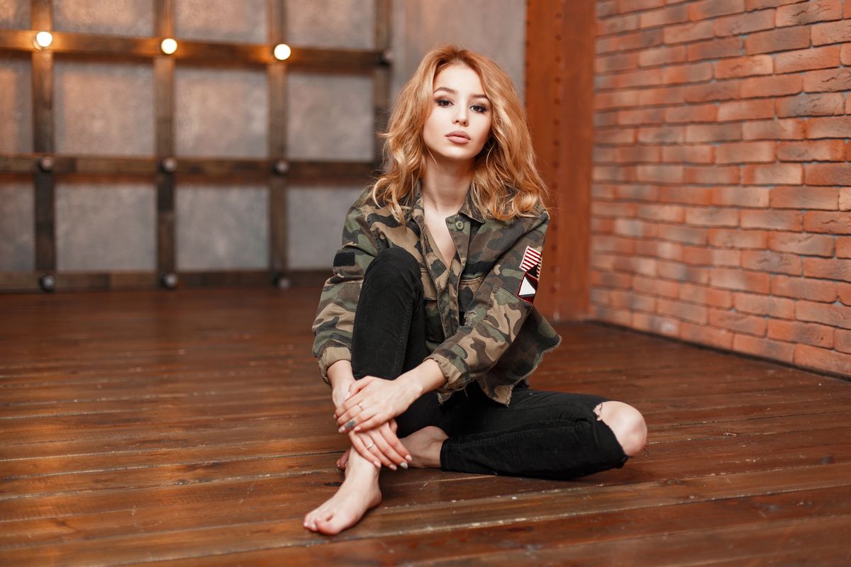 Ragazza capelli rossi Army style giacca militare