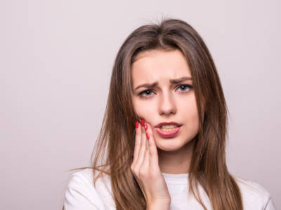 Cosa funziona contro il mal di denti? I rimedi naturali più efficaci