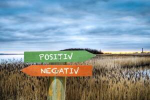 Cartello con indicazioni verso positività e negatività