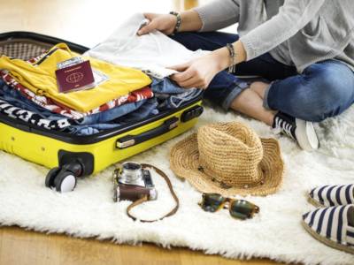 Qual è il miglior modo per mettere i vestiti in valigia?