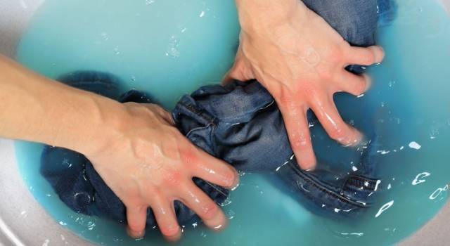 Amanti dei jeans, a rapporto! Ecco il segreto per lavarli (a mano)