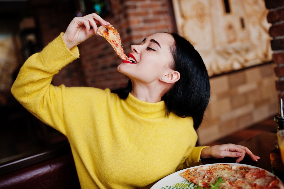 ragazza mangia pizza