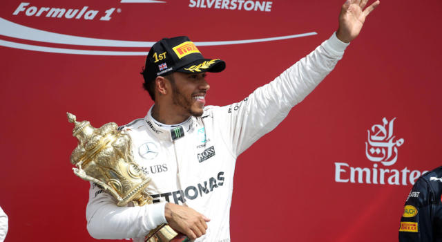 Lewis Hamilton lancia champagne in faccia all&#8217;hostess e viene accusato di sessismo