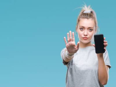 ragazza smartphone vietato