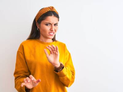 ragazza espressione disgustata