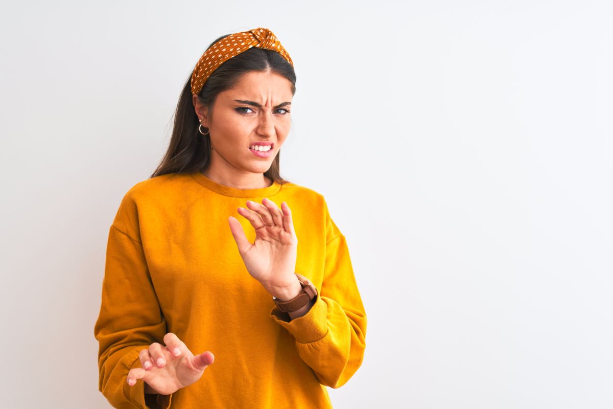 ragazza espressione disgustata