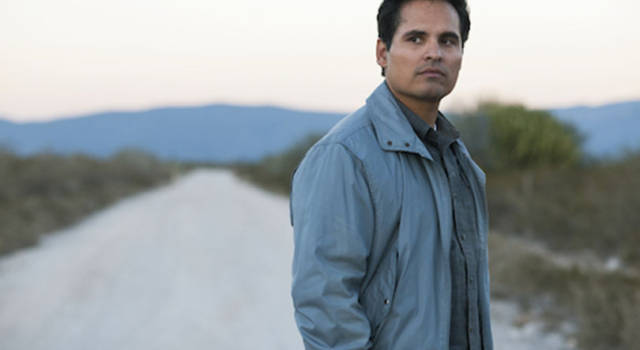 Chi è Michael Peña, il protagonista della serie tv Narcos