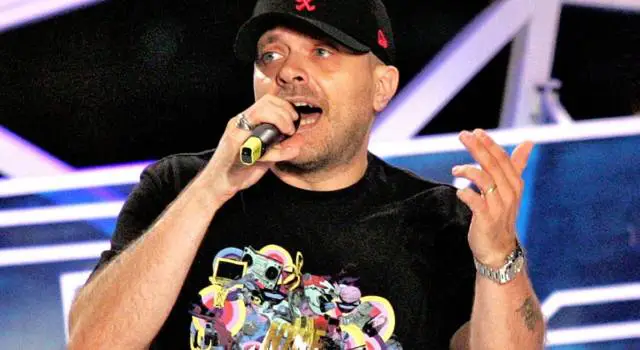 Buon Natale 883.Chi E Max Pezzali Degli 883 Vita Privata Del Cantante