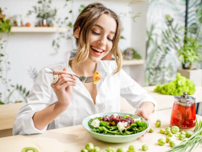 ragazza mangia insalata