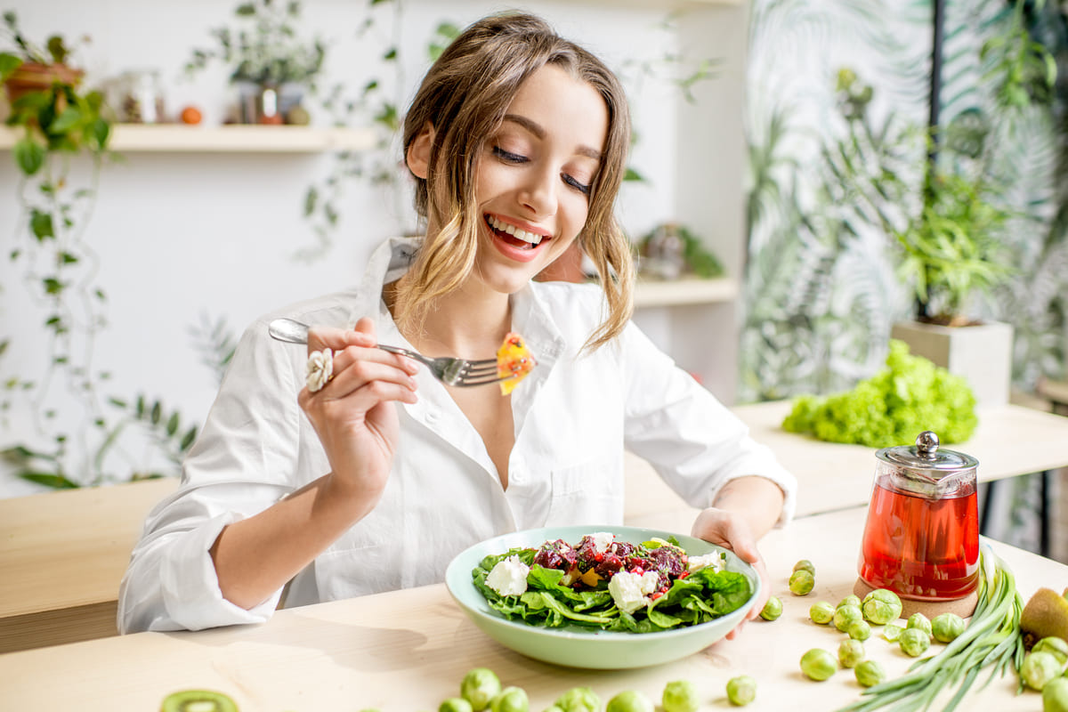 ragazza mangia insalata