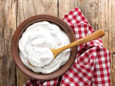 Si può riciclare lo yogurt scaduto? Tutti i consigli in cucina, ma anche…