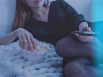 Il binge watching può creare dipendenza: ecco i disturbi più temuti