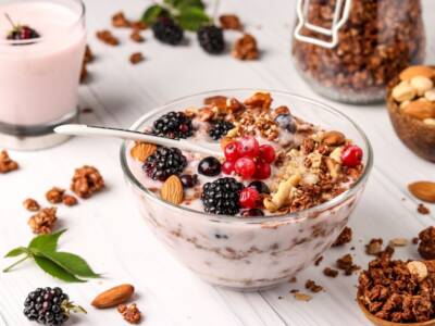 yogurt muesli frutta