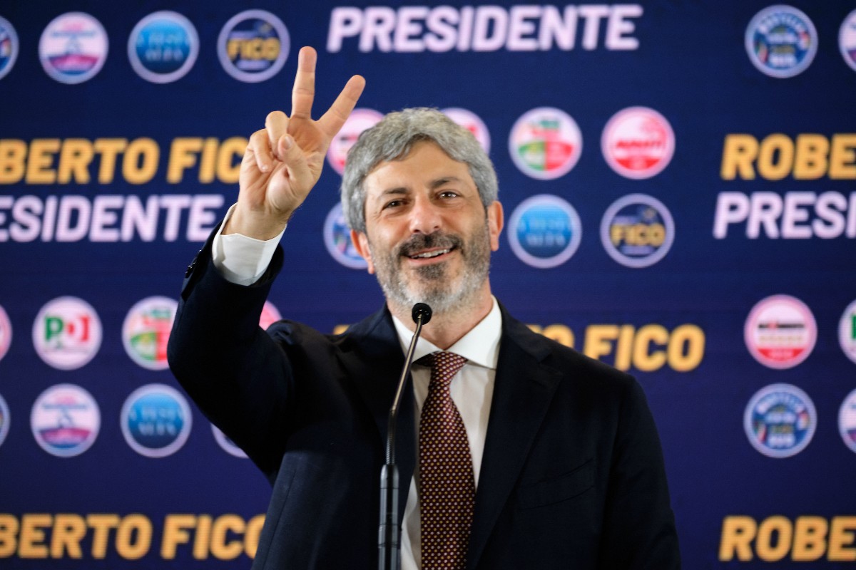 Roberto Fico durante l'elezione come Presidente della Regione Campania