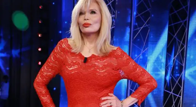 Amanda Lear, frase shock: “Quando è morto ho pensato di ammazzarmi”