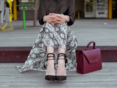 Scarpe, borsa e gonna animalier