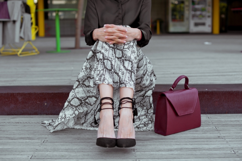 Scarpe, borsa e gonna animalier