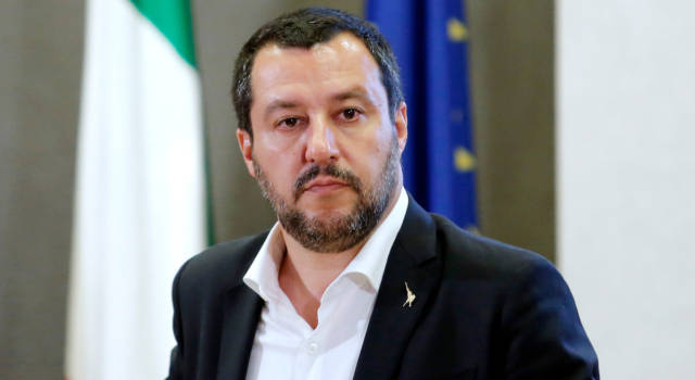 Il decreto? Salvini se ne infischia ed esce con la fidanzata