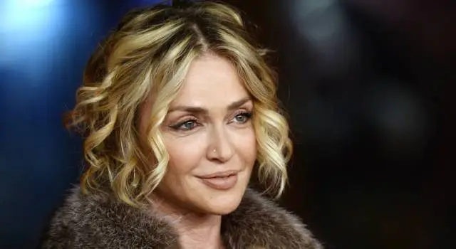 Paola Barale: quello che non sai sulla conduttrice e sulla storia (finita) con Raz Degan