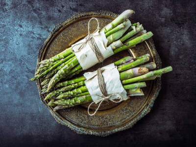 Tutto sugli asparagi: dalle proprietà, ai trucchi per pulirli e cucinarli senza errori