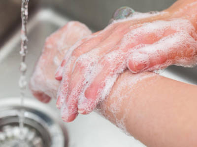 Mai asciugarsi le mani nei bagni pubblici: ci sono più batteri di quanti pensi!