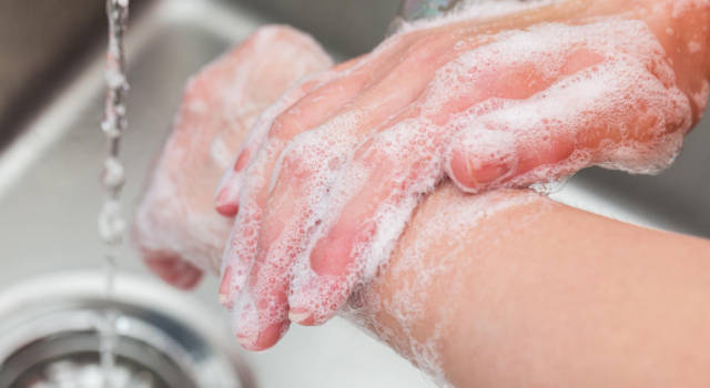 Scommettiamo che non ti lavi le mani nel modo giusto? Consigli ed errori da evitare