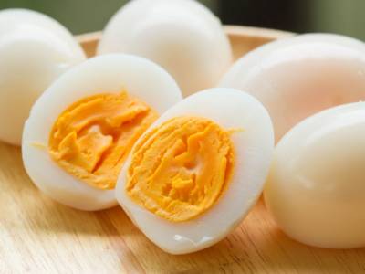 5 metodi per sgusciare (velocemente) un uovo sodo: scommettiamo che non li conoscevi?