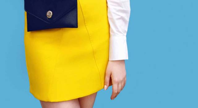 Come abbinare il vestito giallo in estate: i consigli da seguire