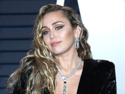 Miley Cyrus in topless con il nuovo fidanzato: la cantante ha preso qualche chilo