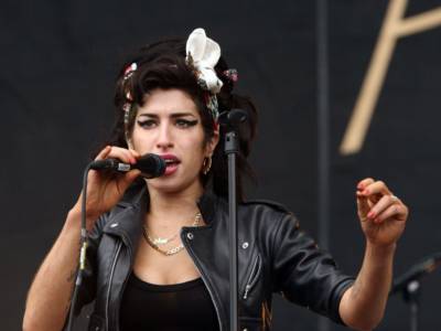 Amy Winehouse: l’ultimo abito della cantante venduto all’asta a una cifra esorbitante