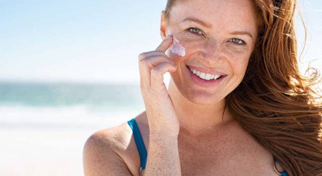 Sunscreen contouring: come scolpire il viso con l&#8217;abbronzatura