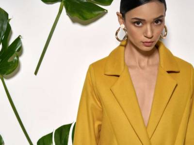 Cappotto giallo senape