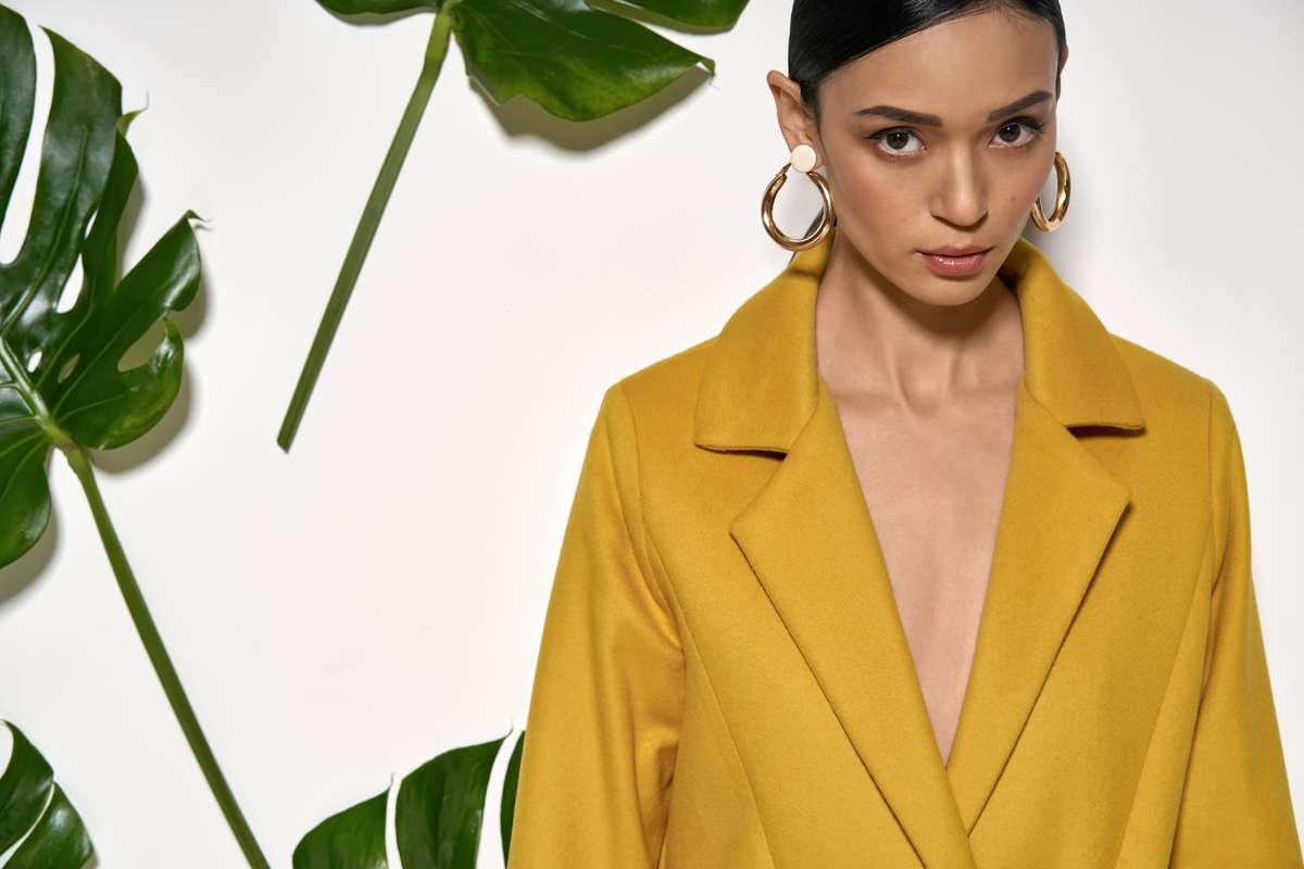 Cappotto giallo senape