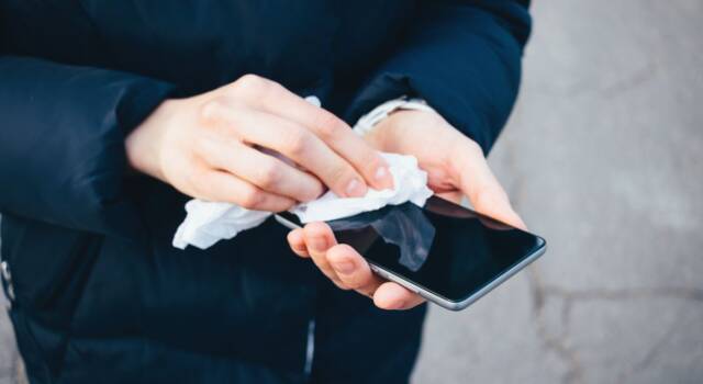 Sai quanti germi e batteri ci sono sul tuo telefono? Ecco come pulirlo