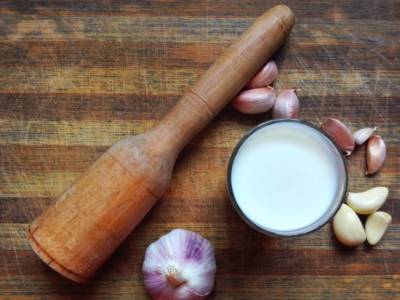 Latte e aglio: il miracoloso rimedio che fa bene a ossa, intestino e pelle