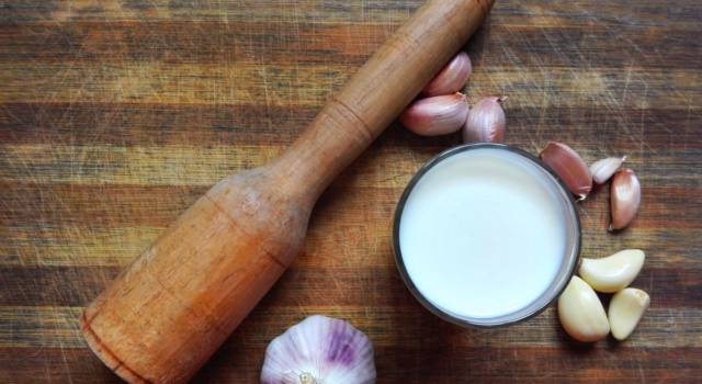 Latte e aglio: il miracoloso rimedio che fa bene a ossa, intestino e pelle