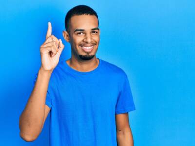 Ragazzo con dito indice alzato