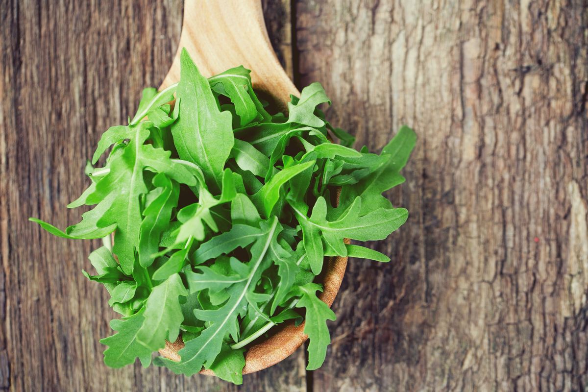 Foglie di rucola cucchiaio di legno