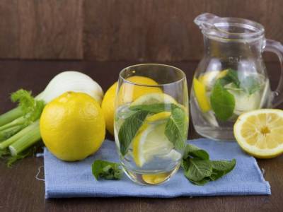 5 motivi per cui dovresti bere acqua e limone ogni giorno