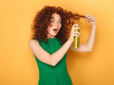 10 usi alternativi della lacca per capelli che vi lasceranno senza parole!