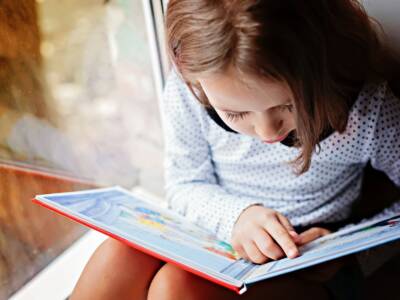 bambina legge libro