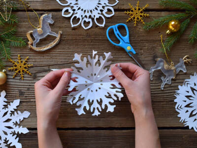Fiocchi di neve di carta: idee e lavoretti per bambini