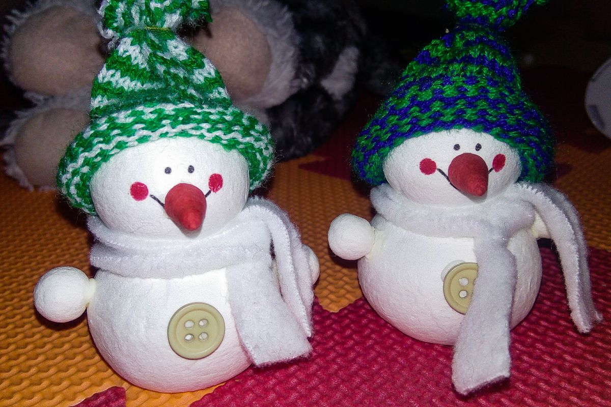 pupazzi di neve con polistirolo