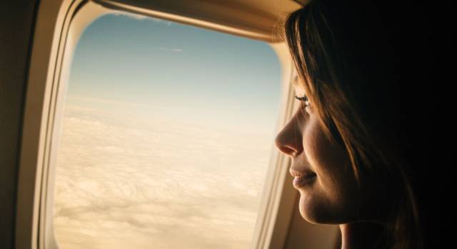 7 cose pericolose da non fare mai durante un viaggio in aereo