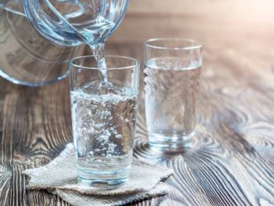 Come bere più acqua durante la giornata: i consigli per farlo senza troppa fatica
