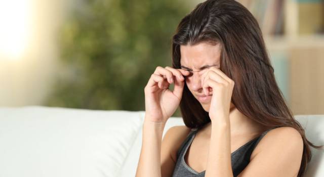 Palpebre e occhi gonfi: i sintomi, le cause e i rimedi più efficaci
