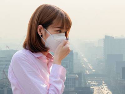 Ragazza con mascherina virus