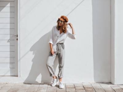 Ragazza con pantaloni grigi