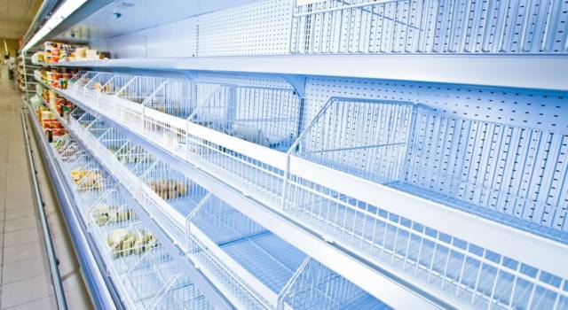 Supermercati presi d&#8217;assalto, disinfettanti sold-out: il coronavirus ha scatenato il panico