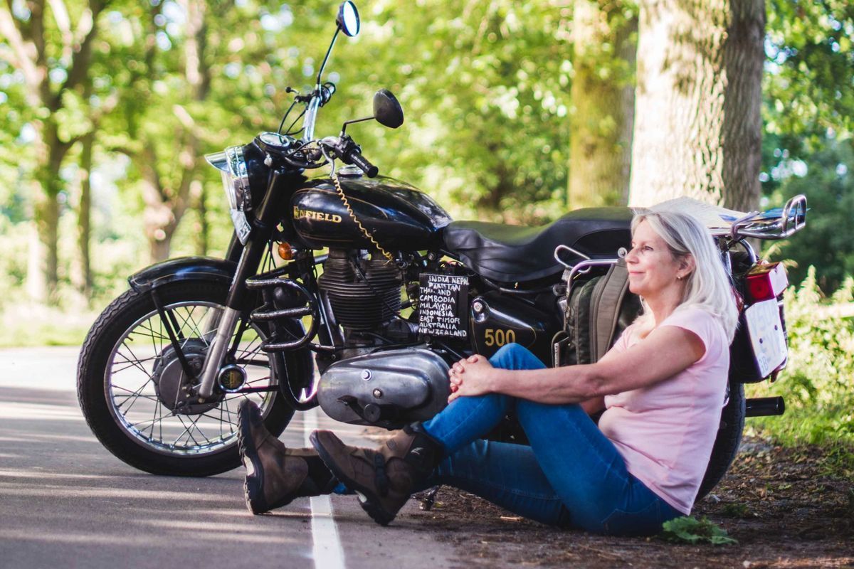 Jacqui Furneaux con la sua Royal Enfield